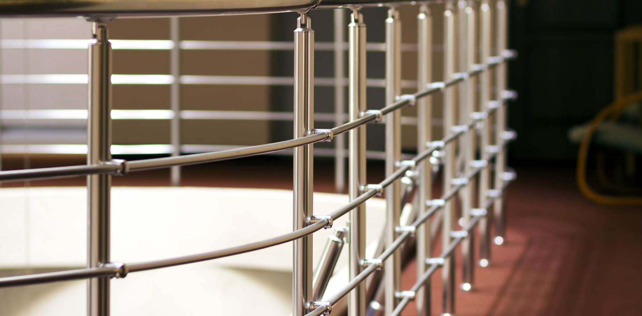 Komplexné hliníkové systémy interiérových a exteriérových zábradlí